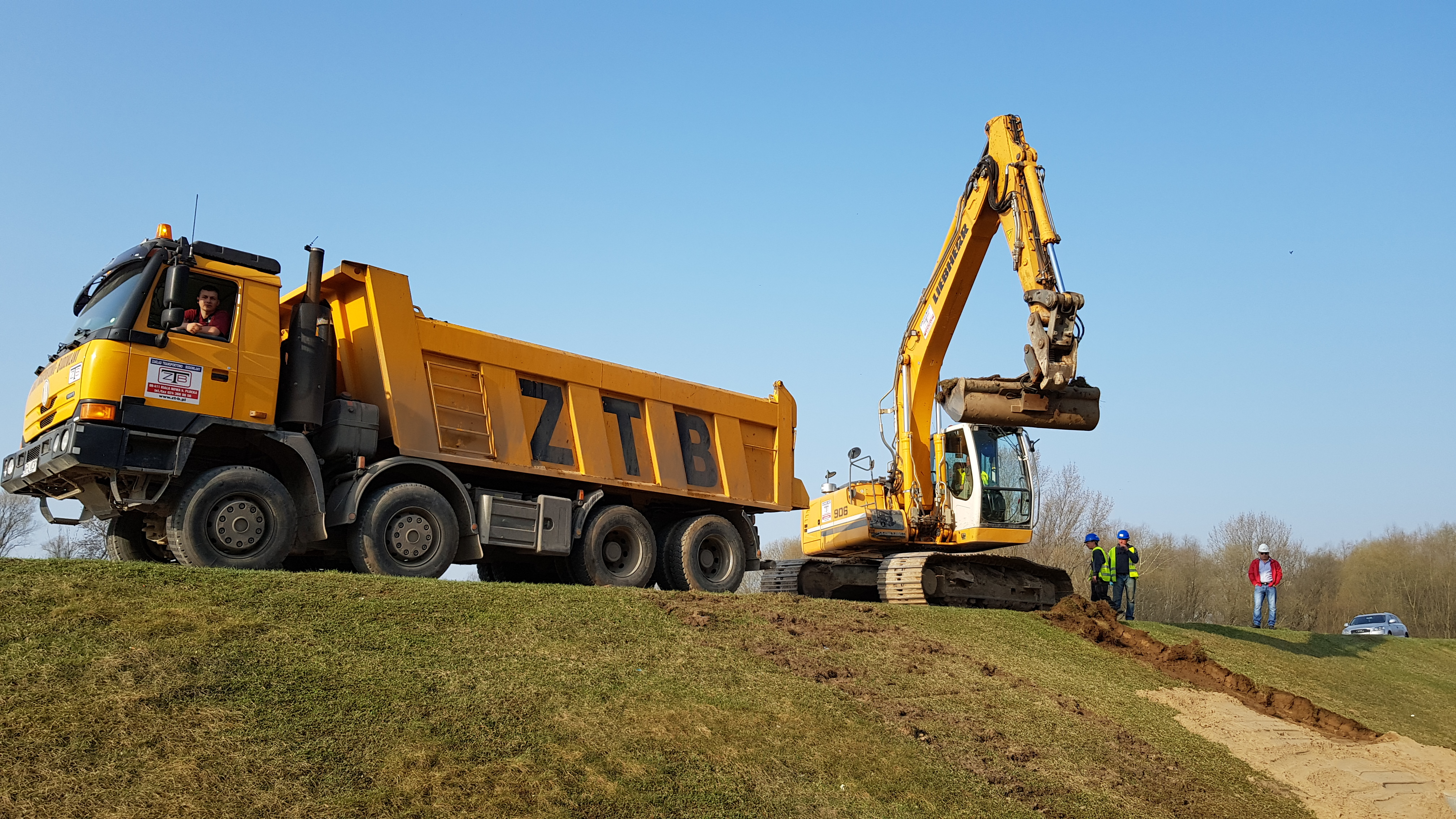 Wywrotka ZTB i koparka Liebherr podczas robót ziemnych