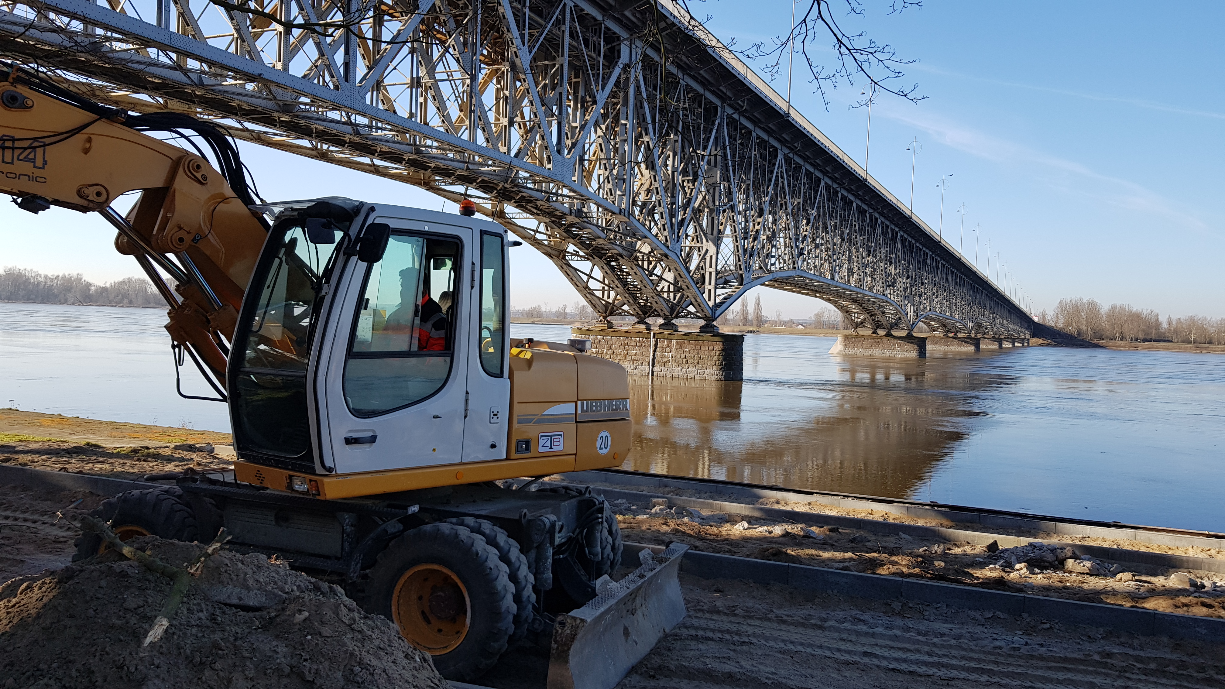 Koparka kołowa Liebherr podczas pracy nad Wisłą
