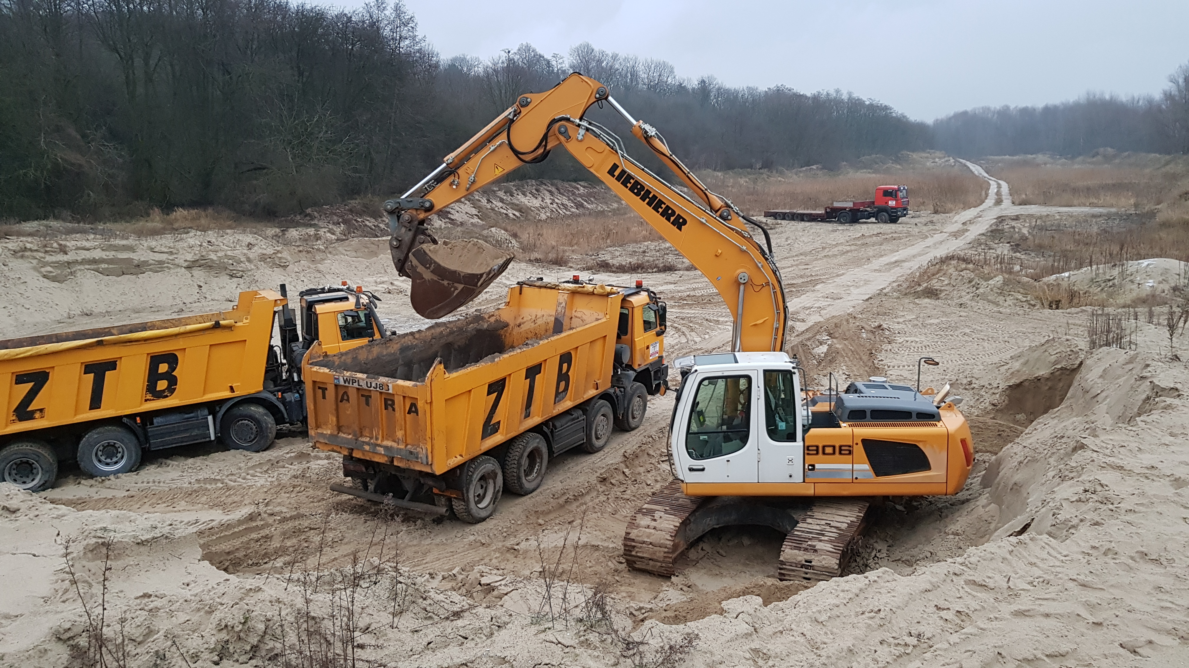 Koparka Liebherr i wywrotki ZTB podczas wydobycia piasku