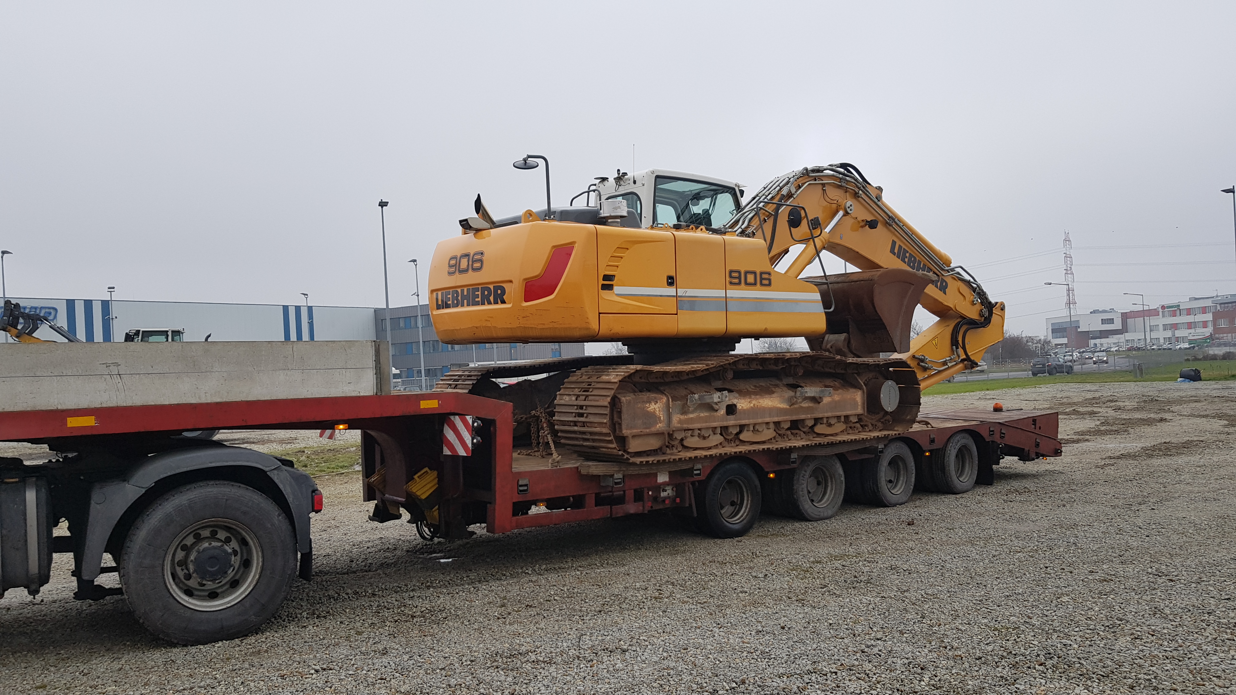 Transport koparki Liebherr na naczepie niskopodwoziowej